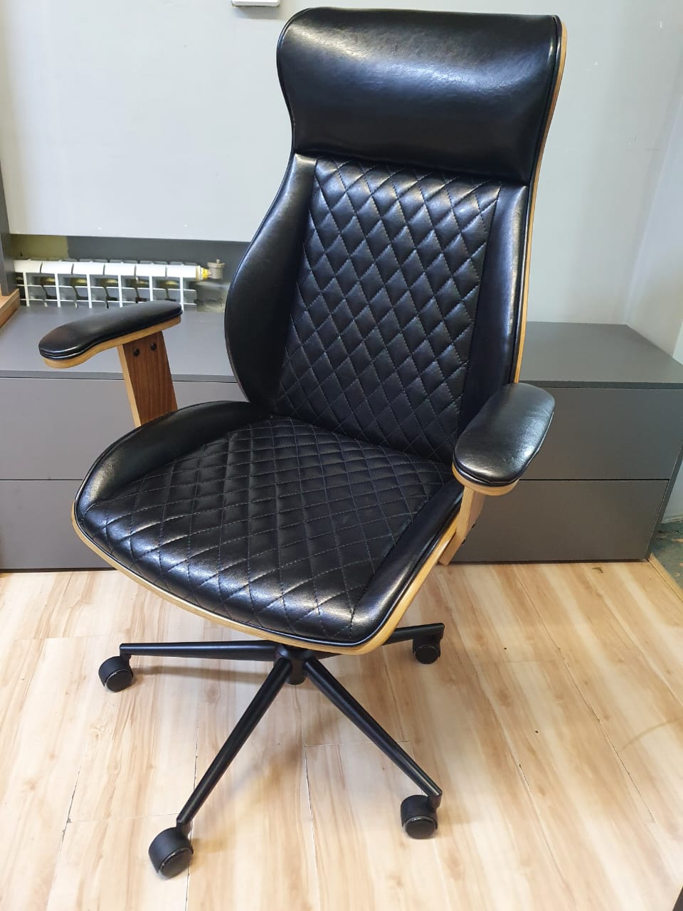 Кресло офисное "Деревянная спинка"