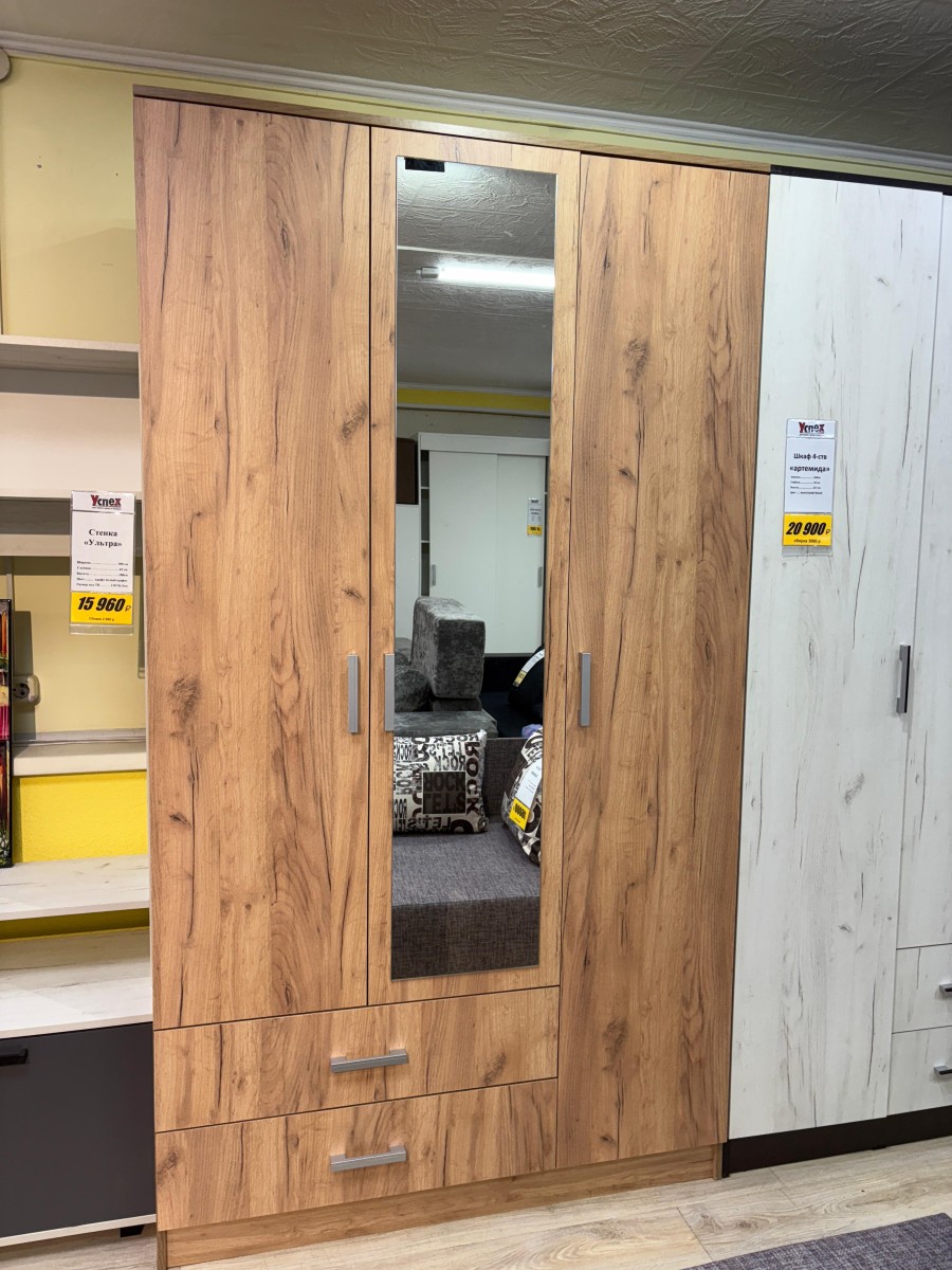 Шкаф 3-х створчатый с зеркалом